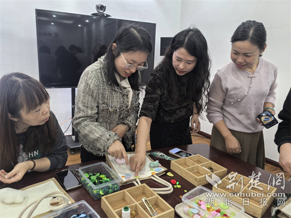 職工制作手工作品。.jpg