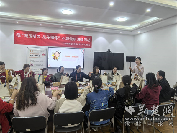 柯老師帶領(lǐng)職工們做放松游戲。.jpg