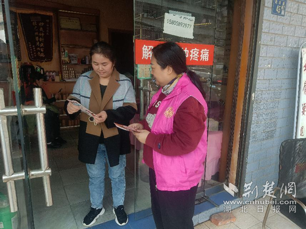 梅花苑社區(qū)婦聯(lián)發(fā)放“反家暴”宣傳冊(cè)。.png.png