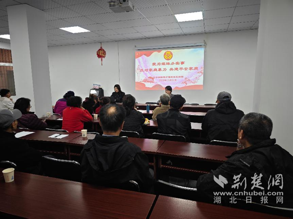 萬(wàn)福林社區(qū)婦聯(lián)邀請(qǐng)法律專(zhuān)家進(jìn)行現(xiàn)場(chǎng)咨詢(xún)。.png.png