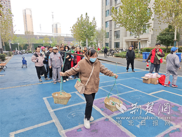 職工挑著扁擔(dān)進(jìn)行運(yùn)水比賽。.jpg
