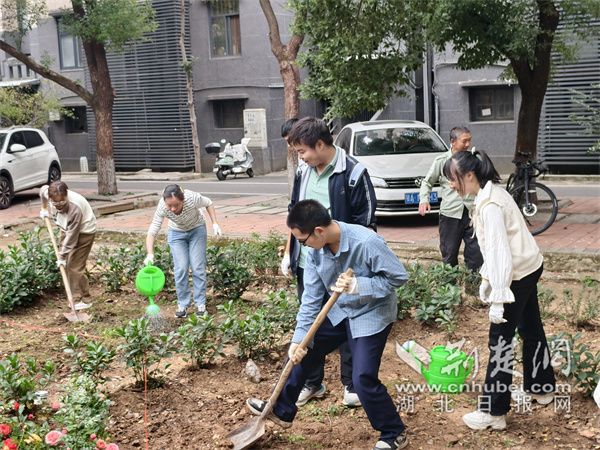 志愿者們鋤地、澆水.jpg.jpg