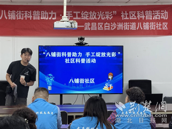 手工老師為居民講解珍珠知識。.png.png