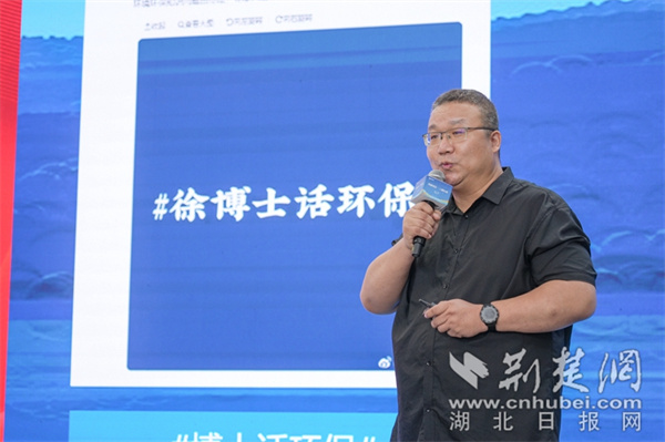 徐棟進行宣講.jpg