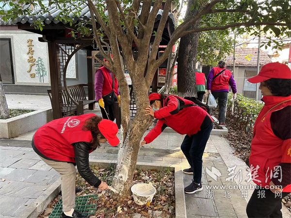西廠口社區(qū)春意盎然護(hù)綠隊(duì)為樹(shù)木進(jìn)行刷白。.jpg.jpg