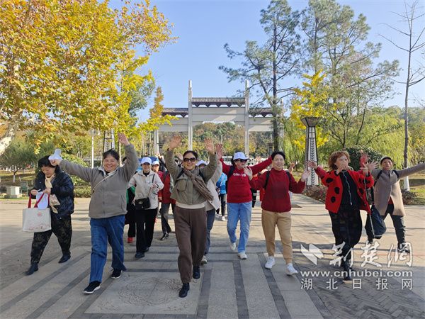 居民正在進(jìn)行熱身運(yùn)動(dòng)。.jpg.jpg