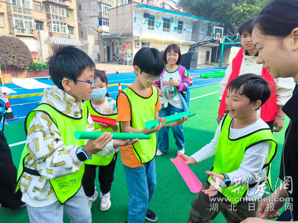 居民們進(jìn)行珠行萬(wàn)里比賽。.png.png