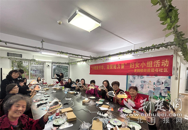婦女居民開心展示自己的手工作品。.jpg