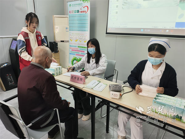 醫(yī)生為家長們答疑解惑。.jpg