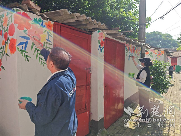 陸文軍正在進(jìn)行墻繪。.JPG