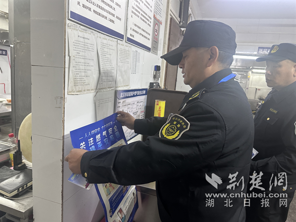 執(zhí)法中心工作人員面對(duì)面向企業(yè)宣傳燃?xì)獍踩R(shí).png.png