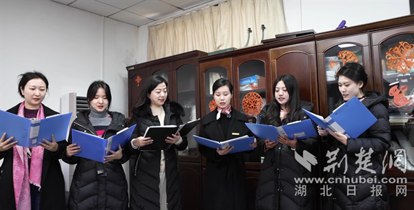 丁辰與同事鉆研交流，提高業(yè)務(wù)能力。.png.png