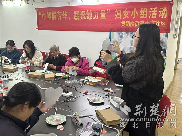 手工夜燈制作環(huán)節(jié)。.jpg
