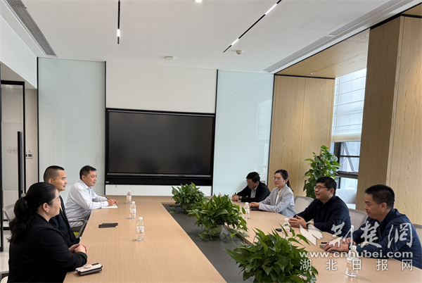 街道負(fù)責(zé)人與企業(yè)代表深入交流。.jpg