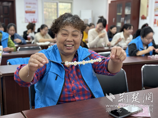 居民制作珍珠手工。.png.png