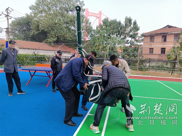 居民協(xié)助安裝健身器材。.jpg
