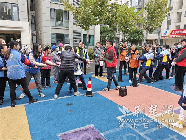 職工們正在進(jìn)行拔河比賽。.jpg.jpg