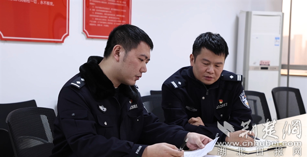 鄧肯與同事商討案件。.png.png
