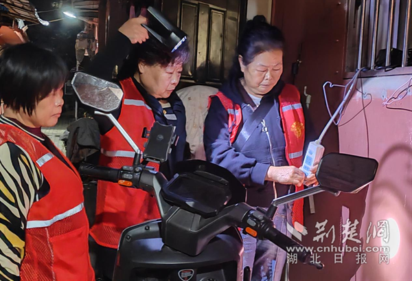 志愿者檢查社區(qū)電動(dòng)車的安全隱患.png.png