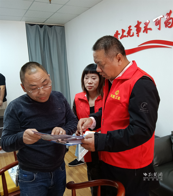工作人員現(xiàn)場為商戶解答疑惑。.png.png