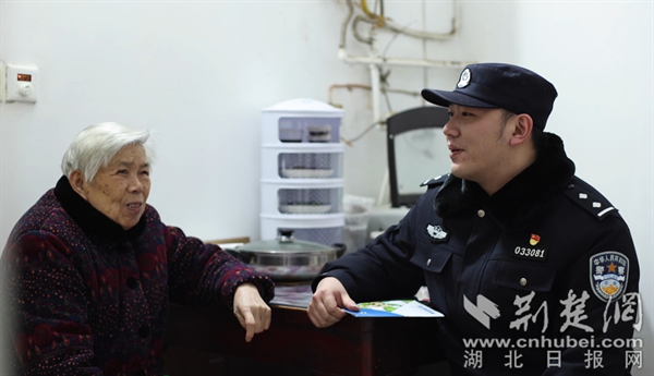 鄧肯在居民家中，叮囑老人注意安全。.png.png