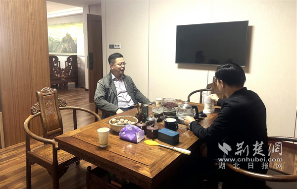 街道工作人員了解企業(yè)發(fā)展情況。.png.png