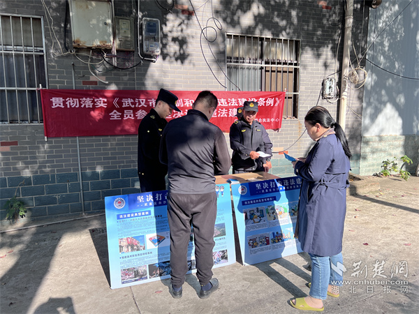 執(zhí)法隊員發(fā)放宣傳手冊。.jpg