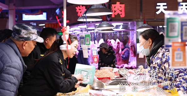 為農(nóng)貿(mào)市場商戶進行普法宣傳。.png.png
