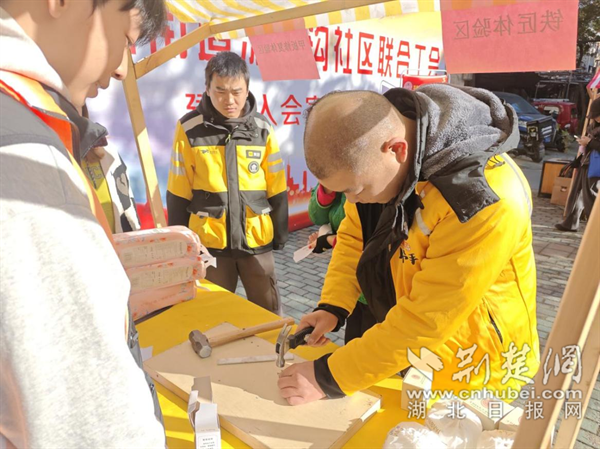 新就業(yè)群體參與甲板修復項目。.png.png