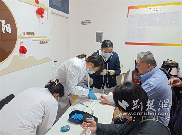 醫(yī)生為居民測(cè)量血壓。.jpg
