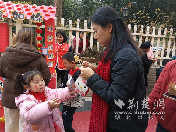家長(zhǎng)與孩子一起品嘗攪攪糖。.jpg
