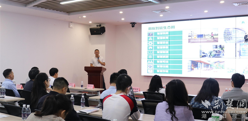 湖北大學(xué)計算機學(xué)院對科研成果進(jìn)行講解.jpg